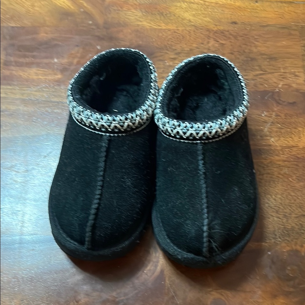Black UggTasman like new 9C